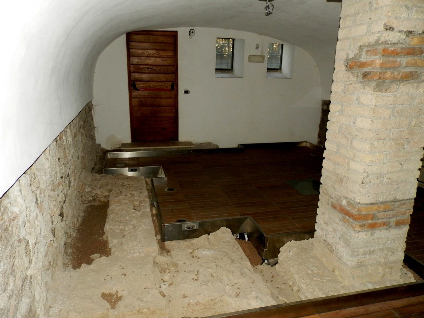 old temple of Esculapio. Rome 12.JPG